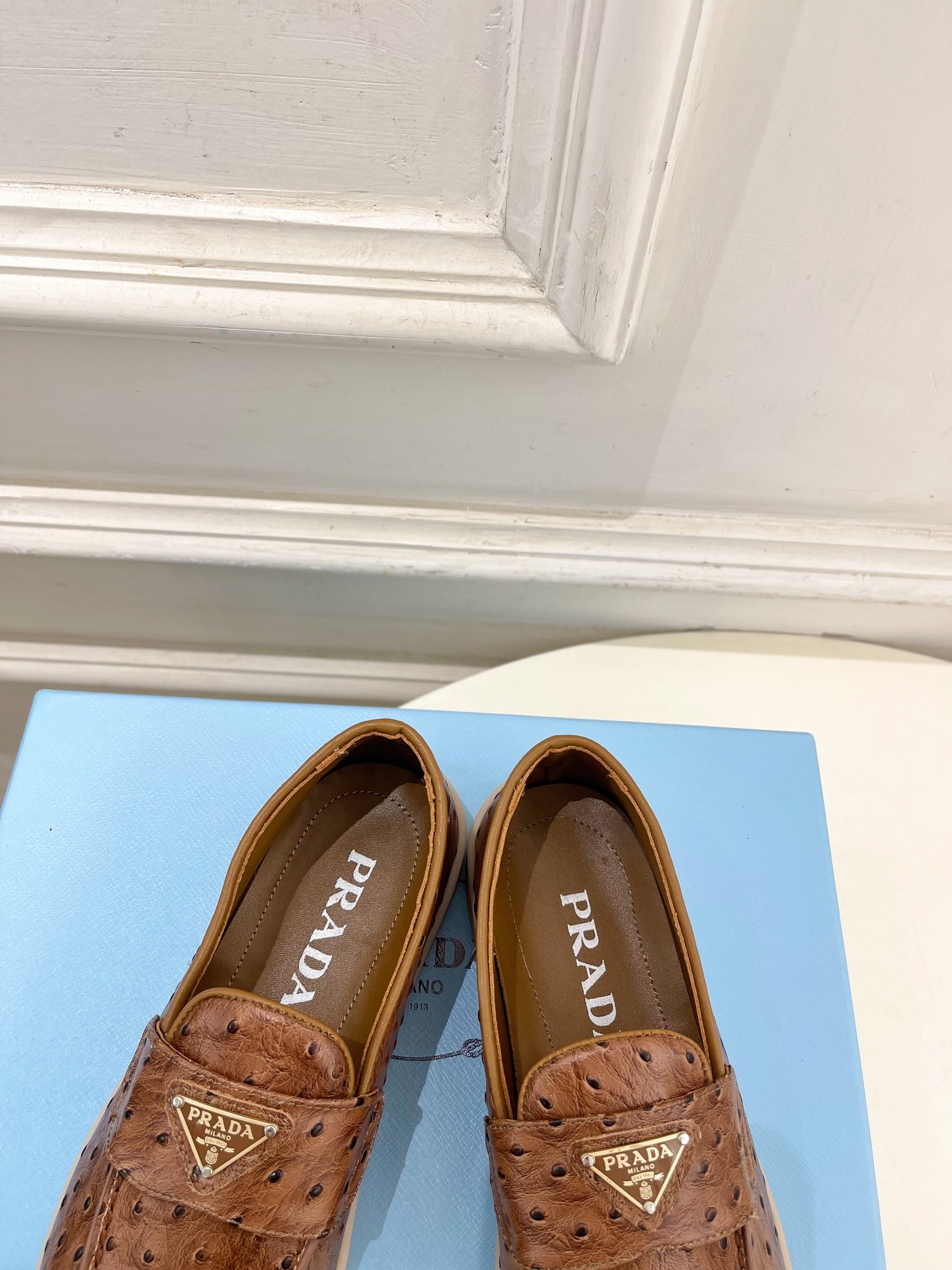PRADA 普拉达  26𝐬𝐬 🌈2026春夏新品 专柜走秀款 经典金属三角标情侣款乐福鞋 系列〰鞋面：
