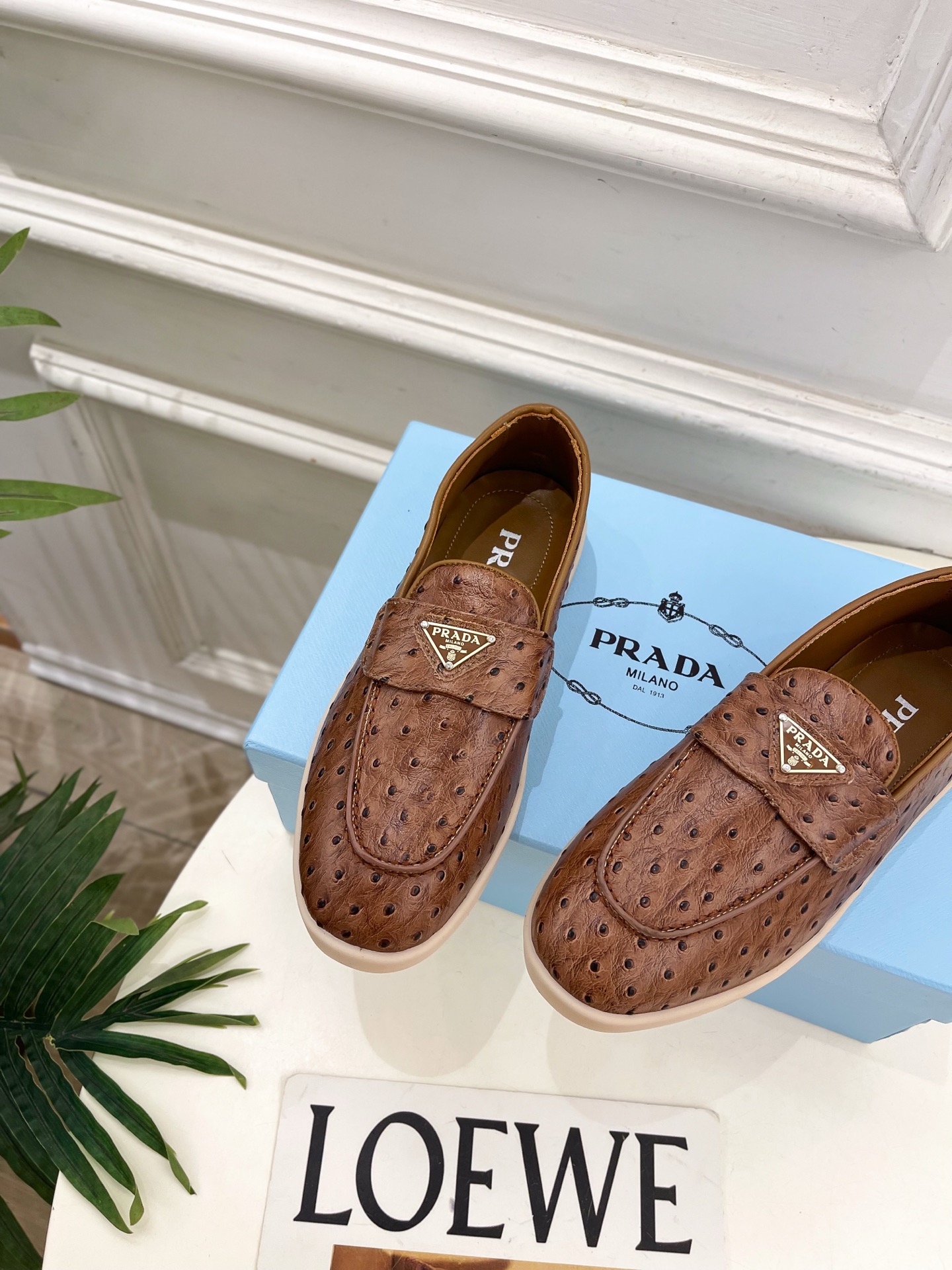 PRADA 普拉达  26𝐬𝐬 🌈2026春夏新品 专柜走秀款 经典金属三角标情侣款乐福鞋 系列〰鞋面：