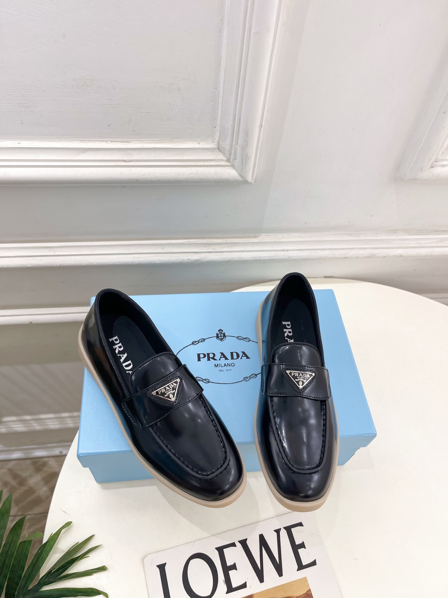 PRADA 普拉达 26𝐬𝐬 🌈2026春夏新品 专柜走秀款 经典金属三角标情侣款乐福鞋 系列〰鞋面: PRADA 普拉达 26𝐬𝐬 🌈2026春夏新品 专柜走秀款 经典金属三角标情侣款乐福鞋 系列〰鞋面: