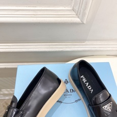 PRADA 普拉达 26𝐬𝐬 🌈2026春夏新品 专柜走秀款 经典金属三角标情侣款乐福鞋 系列〰鞋面: PRADA 普拉达 26𝐬𝐬 🌈2026春夏新品 专柜走秀款 经典金属三角标情侣款乐福鞋 系列〰鞋面: