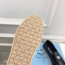 PRADA 普拉达 26𝐬𝐬 🌈2026春夏新品 专柜走秀款 经典金属三角标情侣款乐福鞋 系列〰鞋面: PRADA 普拉达 26𝐬𝐬 🌈2026春夏新品 专柜走秀款 经典金属三角标情侣款乐福鞋 系列〰鞋面:
