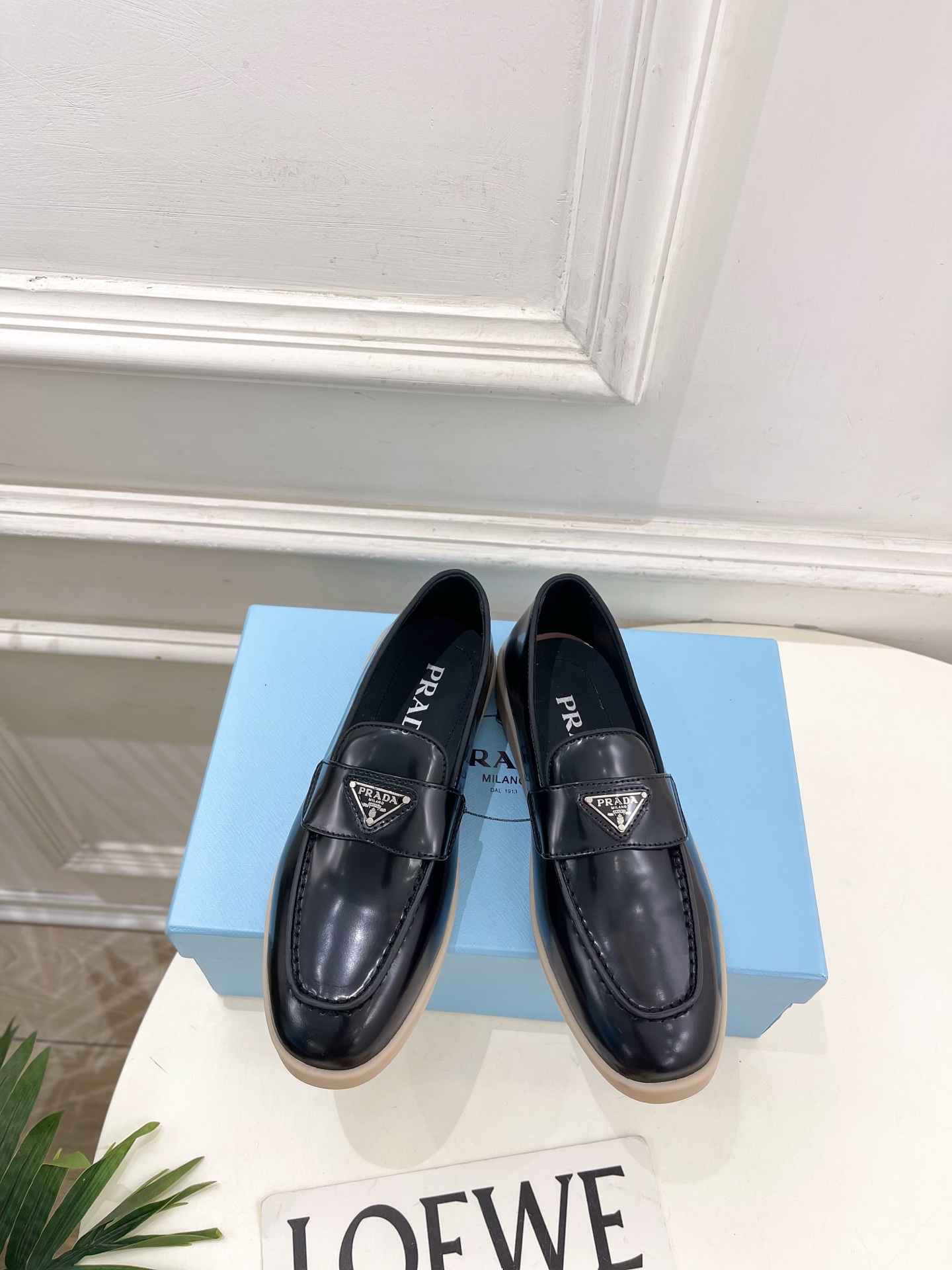 PRADA 普拉达  26𝐬𝐬 🌈2026春夏新品 专柜走秀款 经典金属三角标情侣款乐福鞋 系列〰鞋面：