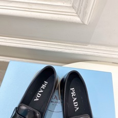 PRADA 普拉达 26𝐬𝐬 🌈2026春夏新品 专柜走秀款 经典金属三角标情侣款乐福鞋 系列〰鞋面: PRADA 普拉达 26𝐬𝐬 🌈2026春夏新品 专柜走秀款 经典金属三角标情侣款乐福鞋 系列〰鞋面: