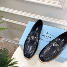 PRADA 普拉达 26𝐬𝐬 🌈2026春夏新品 专柜走秀款 经典金属三角标情侣款乐福鞋 系列〰鞋面: PRADA 普拉达 26𝐬𝐬 🌈2026春夏新品 专柜走秀款 经典金属三角标情侣款乐福鞋 系列〰鞋面: