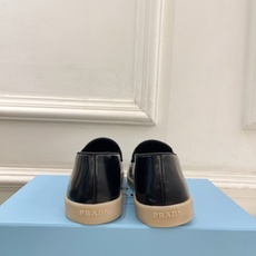 PRADA 普拉达 26𝐬𝐬 🌈2026春夏新品 专柜走秀款 经典金属三角标情侣款乐福鞋 系列〰鞋面: PRADA 普拉达 26𝐬𝐬 🌈2026春夏新品 专柜走秀款 经典金属三角标情侣款乐福鞋 系列〰鞋面: