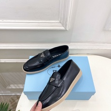PRADA 普拉达 26𝐬𝐬 🌈2026春夏新品 专柜走秀款 经典金属三角标情侣款乐福鞋 系列〰鞋面: PRADA 普拉达 26𝐬𝐬 🌈2026春夏新品 专柜走秀款 经典金属三角标情侣款乐福鞋 系列〰鞋面: