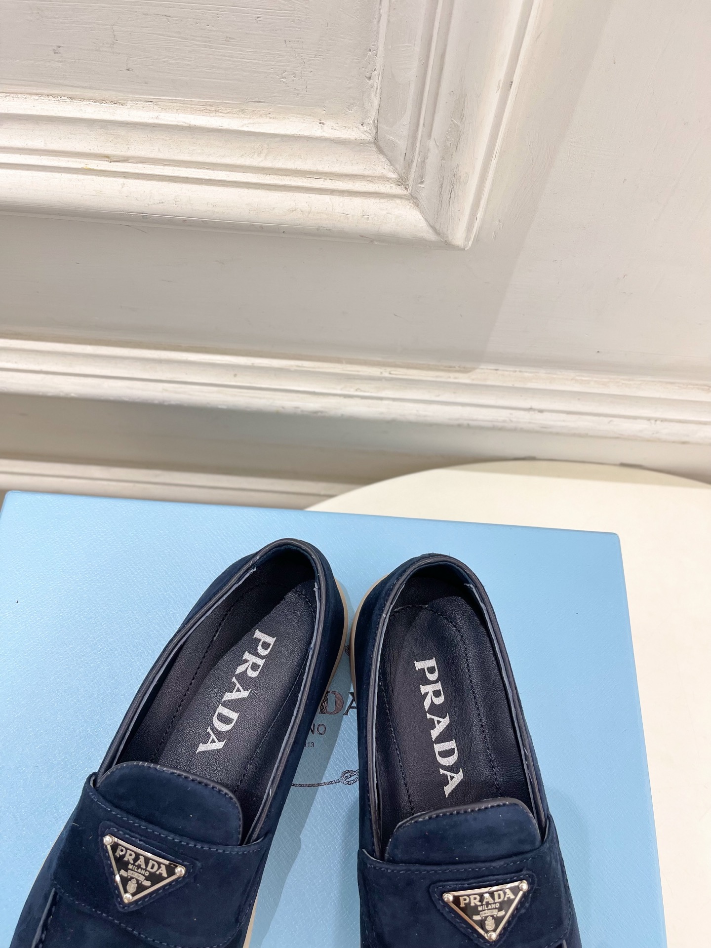 PRADA 普拉达  26𝐬𝐬 🌈2026春夏新品 专柜走秀款 经典金属三角标情侣款乐福鞋 系列〰鞋面：