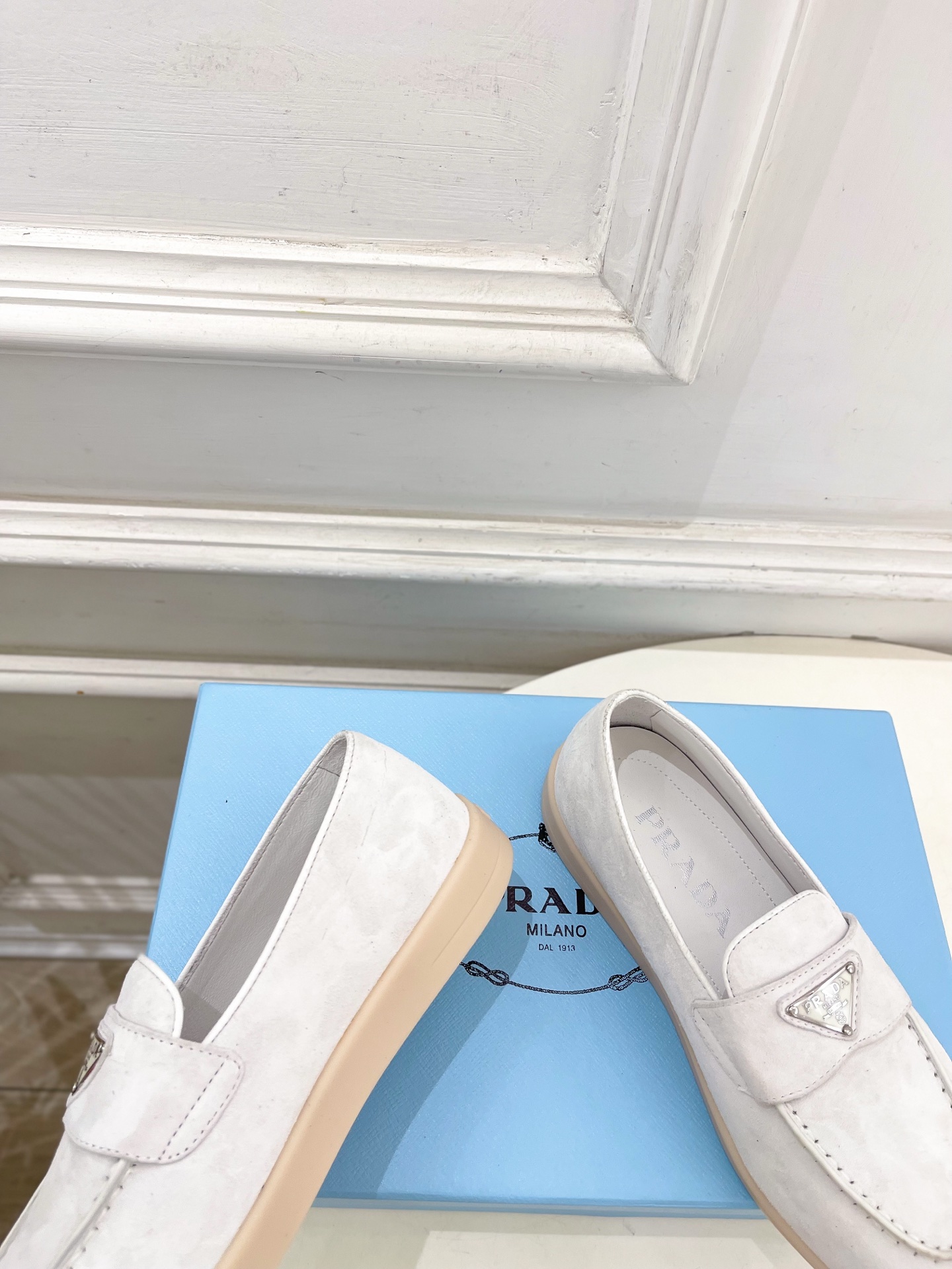 PRADA 普拉达 26𝐬𝐬 🌈2026春夏新品 专柜走秀款 经典金属三角标情侣款乐福鞋 系列〰鞋面: PRADA 普拉达 26𝐬𝐬 🌈2026春夏新品 专柜走秀款 经典金属三角标情侣款乐福鞋 系列〰鞋面: