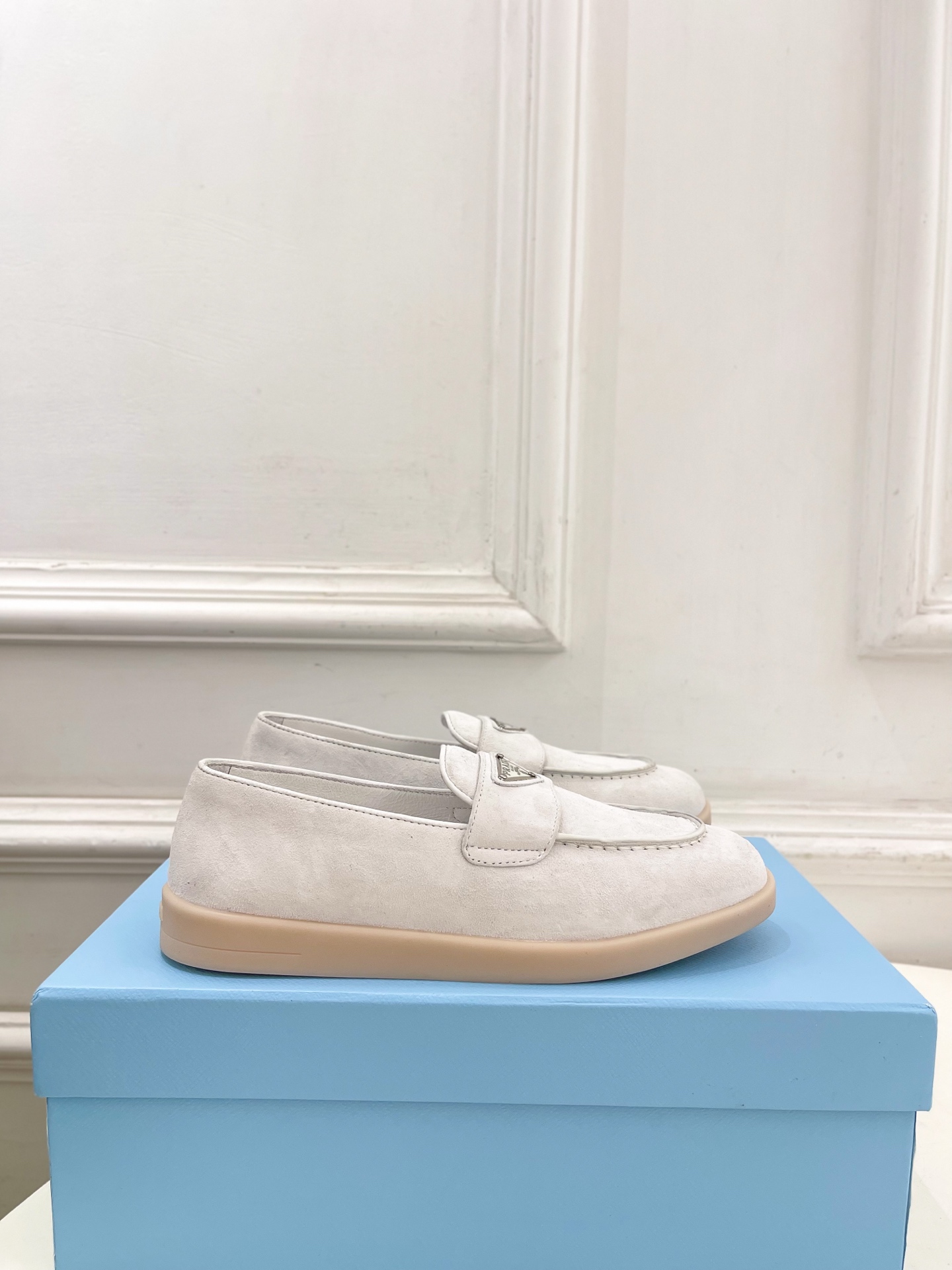 PRADA 普拉达 26𝐬𝐬 🌈2026春夏新品 专柜走秀款 经典金属三角标情侣款乐福鞋 系列〰鞋面: PRADA 普拉达 26𝐬𝐬 🌈2026春夏新品 专柜走秀款 经典金属三角标情侣款乐福鞋 系列〰鞋面: