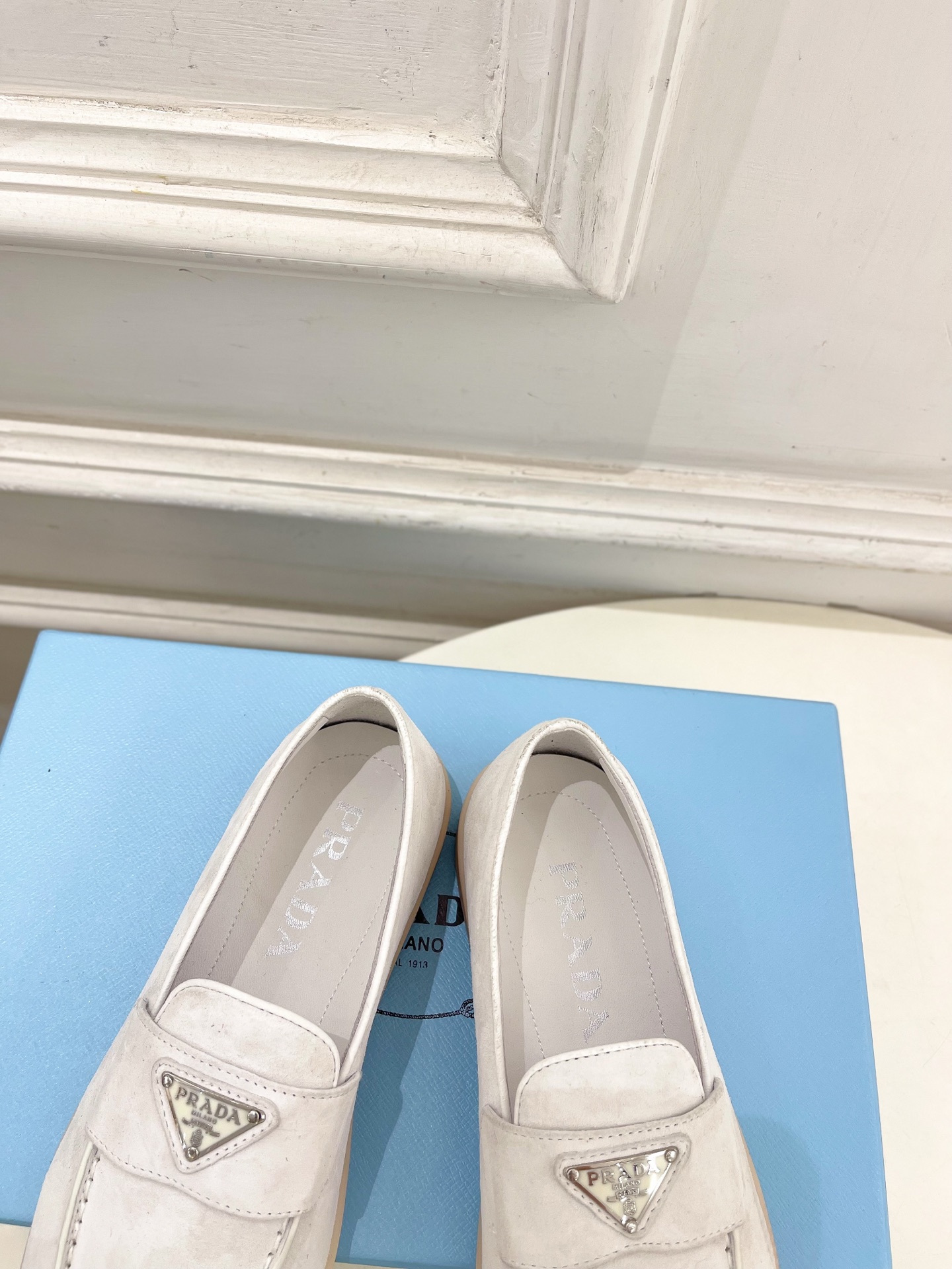 PRADA 普拉达 26𝐬𝐬 🌈2026春夏新品 专柜走秀款 经典金属三角标情侣款乐福鞋 系列〰鞋面: PRADA 普拉达 26𝐬𝐬 🌈2026春夏新品 专柜走秀款 经典金属三角标情侣款乐福鞋 系列〰鞋面: