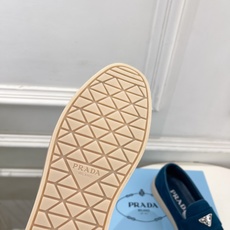 PRADA 普拉达 26𝐬𝐬 🌈2026春夏新品 专柜走秀款 经典金属三角标情侣款乐福鞋 系列〰鞋面: PRADA 普拉达 26𝐬𝐬 🌈2026春夏新品 专柜走秀款 经典金属三角标情侣款乐福鞋 系列〰鞋面: