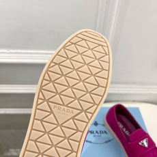 PRADA 普拉达 26𝐬𝐬 🌈2026春夏新品 专柜走秀款 经典金属三角标情侣款乐福鞋 系列〰鞋面: PRADA 普拉达 26𝐬𝐬 🌈2026春夏新品 专柜走秀款 经典金属三角标情侣款乐福鞋 系列〰鞋面: