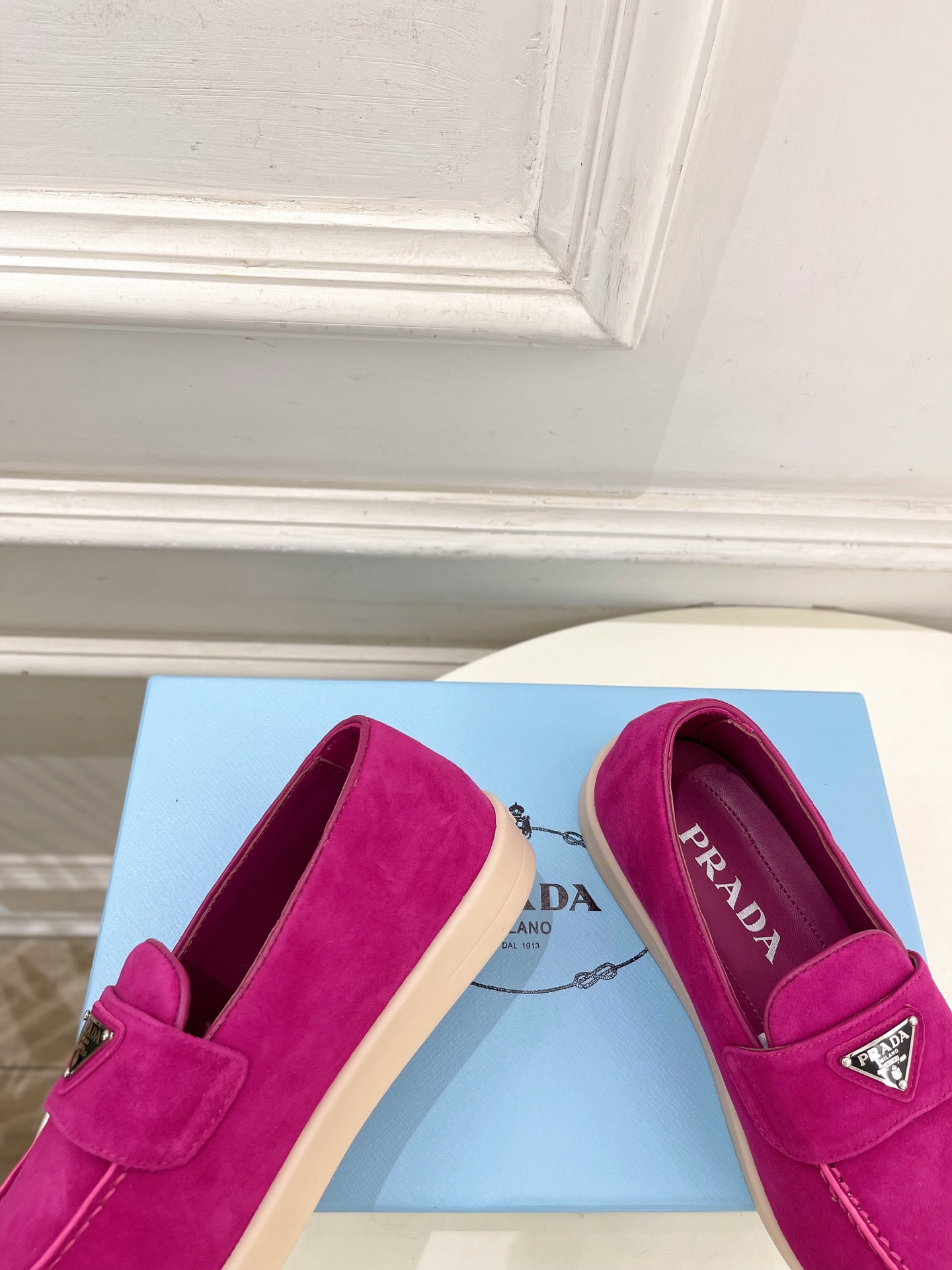 PRADA 普拉达 26𝐬𝐬 🌈2026春夏新品 专柜走秀款 经典金属三角标情侣款乐福鞋 系列〰鞋面: PRADA 普拉达 26𝐬𝐬 🌈2026春夏新品 专柜走秀款 经典金属三角标情侣款乐福鞋 系列〰鞋面: