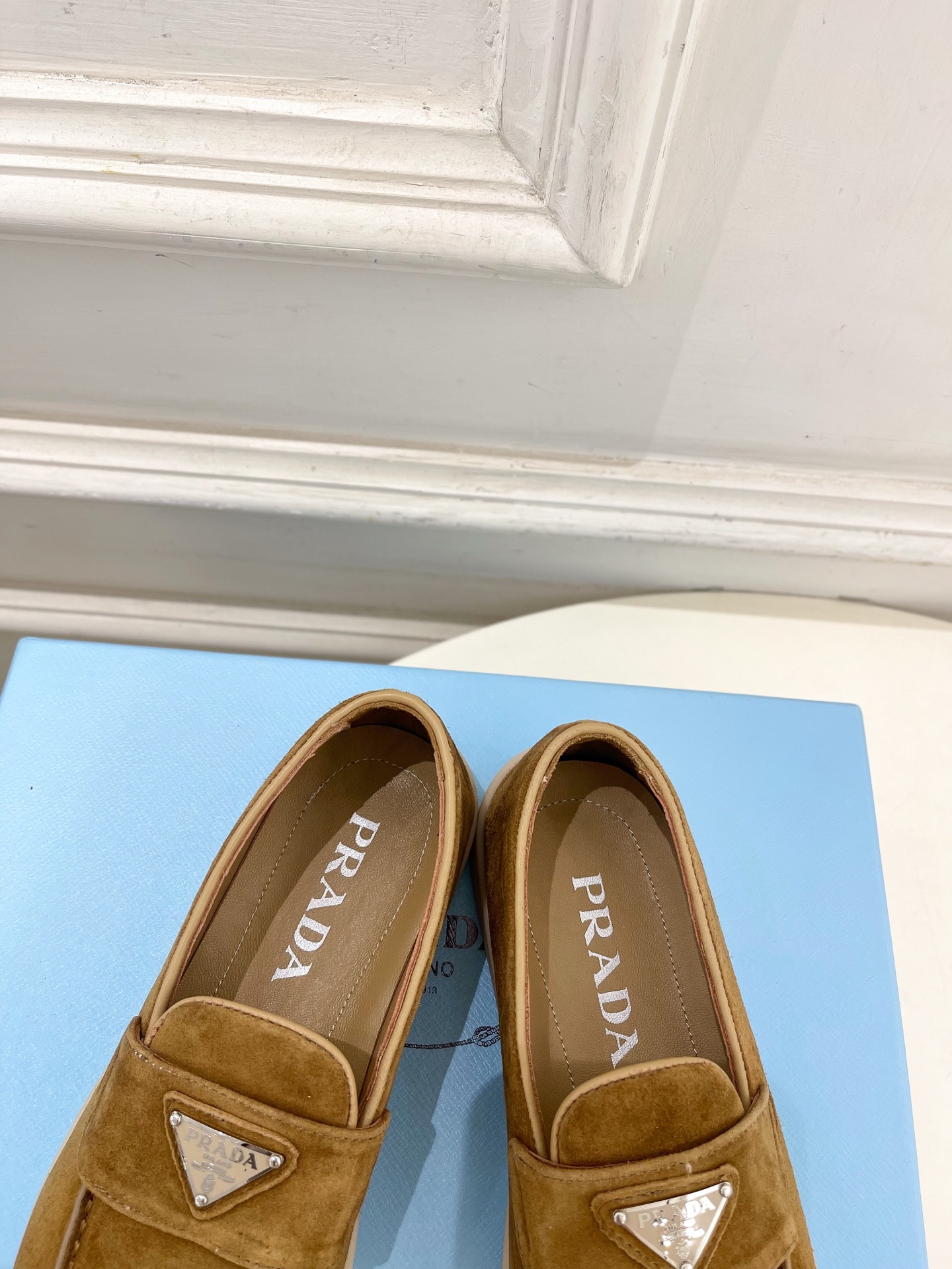 PRADA 普拉达  26𝐬𝐬 🌈2026春夏新品 专柜走秀款 经典金属三角标情侣款乐福鞋 系列〰鞋面：