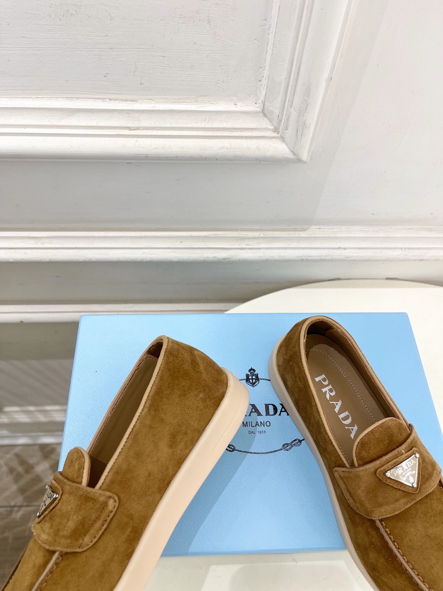 PRADA 普拉达  26𝐬𝐬 🌈2026春夏新品 专柜走秀款 经典金属三角标情侣款乐福鞋 系列〰鞋面：