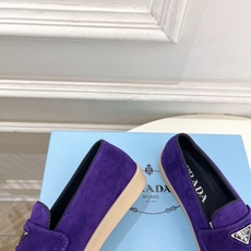 PRADA 普拉达 26𝐬𝐬 🌈2026春夏新品 专柜走秀款 经典金属三角标情侣款乐福鞋 系列〰鞋面: PRADA 普拉达 26𝐬𝐬 🌈2026春夏新品 专柜走秀款 经典金属三角标情侣款乐福鞋 系列〰鞋面: