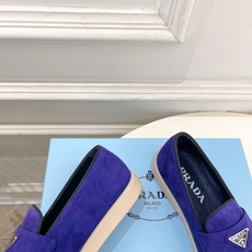 PRADA 普拉达 26𝐬𝐬 🌈2026春夏新品 专柜走秀款 经典金属三角标情侣款乐福鞋 系列〰鞋面: PRADA 普拉达 26𝐬𝐬 🌈2026春夏新品 专柜走秀款 经典金属三角标情侣款乐福鞋 系列〰鞋面: