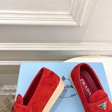 PRADA 普拉达 26𝐬𝐬 🌈2026春夏新品 专柜走秀款 经典金属三角标情侣款乐福鞋 系列〰鞋面: PRADA 普拉达 26𝐬𝐬 🌈2026春夏新品 专柜走秀款 经典金属三角标情侣款乐福鞋 系列〰鞋面: