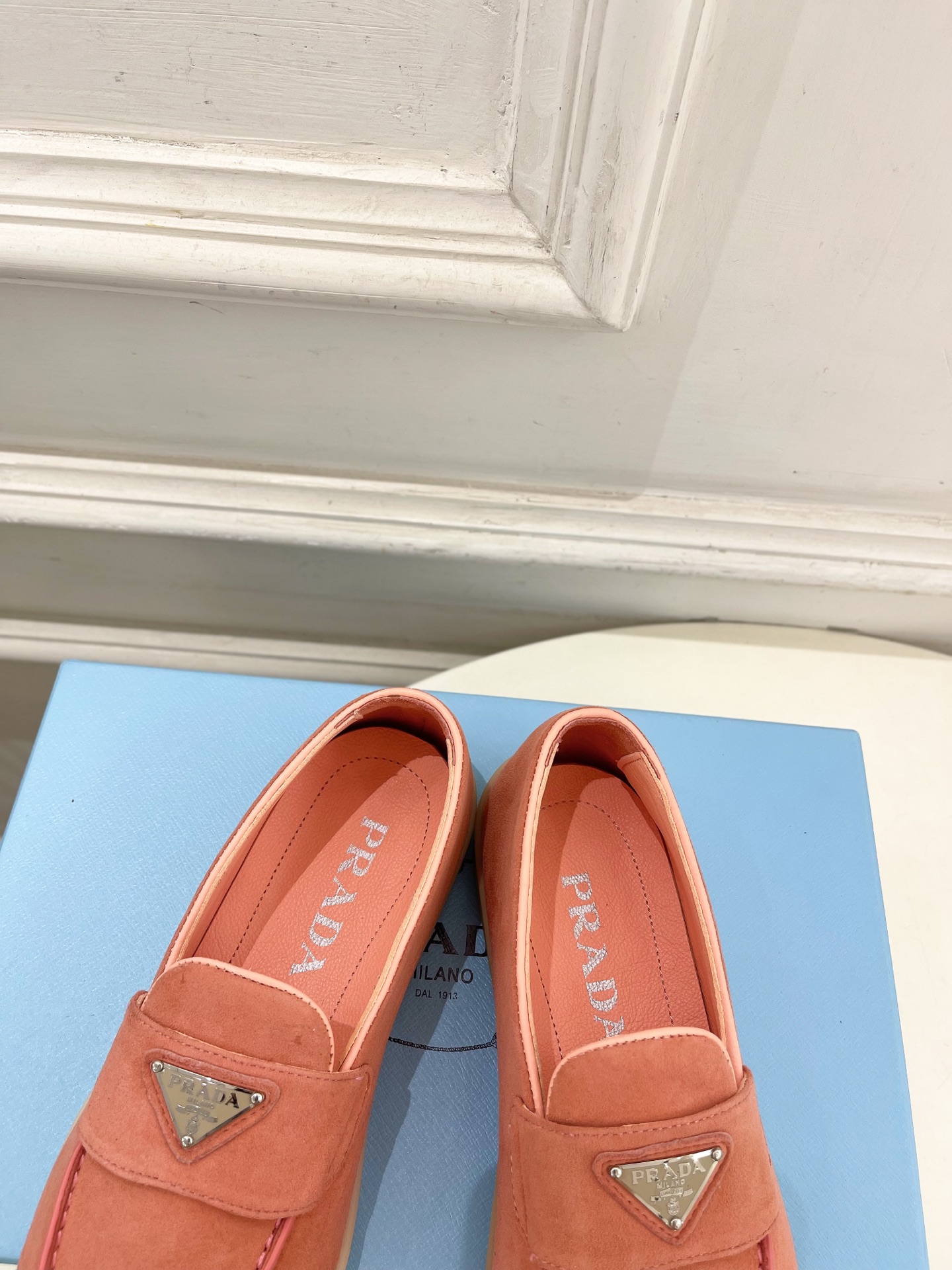 PRADA 普拉达 26𝐬𝐬 🌈2026春夏新品 专柜走秀款 经典金属三角标情侣款乐福鞋 系列〰鞋面: PRADA 普拉达 26𝐬𝐬 🌈2026春夏新品 专柜走秀款 经典金属三角标情侣款乐福鞋 系列〰鞋面: