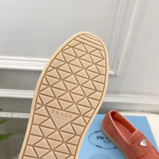 PRADA 普拉达 26𝐬𝐬 🌈2026春夏新品 专柜走秀款 经典金属三角标情侣款乐福鞋 系列〰鞋面: PRADA 普拉达 26𝐬𝐬 🌈2026春夏新品 专柜走秀款 经典金属三角标情侣款乐福鞋 系列〰鞋面: