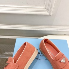 PRADA 普拉达 26𝐬𝐬 🌈2026春夏新品 专柜走秀款 经典金属三角标情侣款乐福鞋 系列〰鞋面: PRADA 普拉达 26𝐬𝐬 🌈2026春夏新品 专柜走秀款 经典金属三角标情侣款乐福鞋 系列〰鞋面: