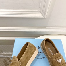 PRADA 普拉达 26𝐬𝐬 🌈2026春夏新品 专柜走秀款 经典金属三角标情侣款乐福鞋 系列〰鞋面: PRADA 普拉达 26𝐬𝐬 🌈2026春夏新品 专柜走秀款 经典金属三角标情侣款乐福鞋 系列〰鞋面: