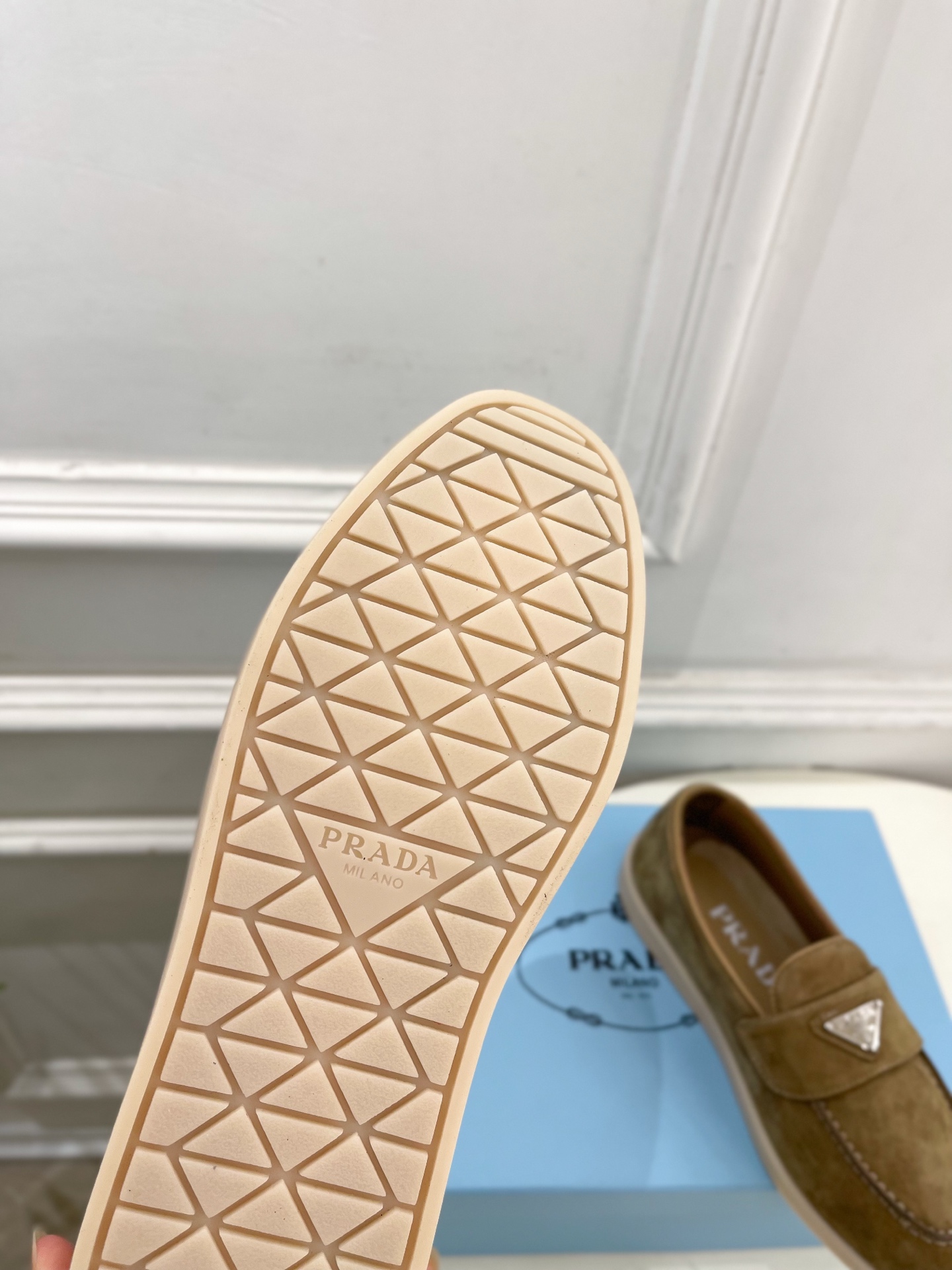 PRADA 普拉达 26𝐬𝐬 🌈2026春夏新品 专柜走秀款 经典金属三角标情侣款乐福鞋 系列〰鞋面: PRADA 普拉达 26𝐬𝐬 🌈2026春夏新品 专柜走秀款 经典金属三角标情侣款乐福鞋 系列〰鞋面:
