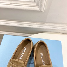 PRADA 普拉达 26𝐬𝐬 🌈2026春夏新品 专柜走秀款 经典金属三角标情侣款乐福鞋 系列〰鞋面: PRADA 普拉达 26𝐬𝐬 🌈2026春夏新品 专柜走秀款 经典金属三角标情侣款乐福鞋 系列〰鞋面: