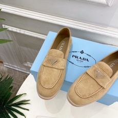 PRADA 普拉达 26𝐬𝐬 🌈2026春夏新品 专柜走秀款 经典金属三角标情侣款乐福鞋 系列〰鞋面: PRADA 普拉达 26𝐬𝐬 🌈2026春夏新品 专柜走秀款 经典金属三角标情侣款乐福鞋 系列〰鞋面: