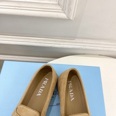PRADA 普拉达 26𝐬𝐬 🌈2026春夏新品 专柜走秀款 经典金属三角标情侣款乐福鞋 系列〰鞋面: PRADA 普拉达 26𝐬𝐬 🌈2026春夏新品 专柜走秀款 经典金属三角标情侣款乐福鞋 系列〰鞋面: