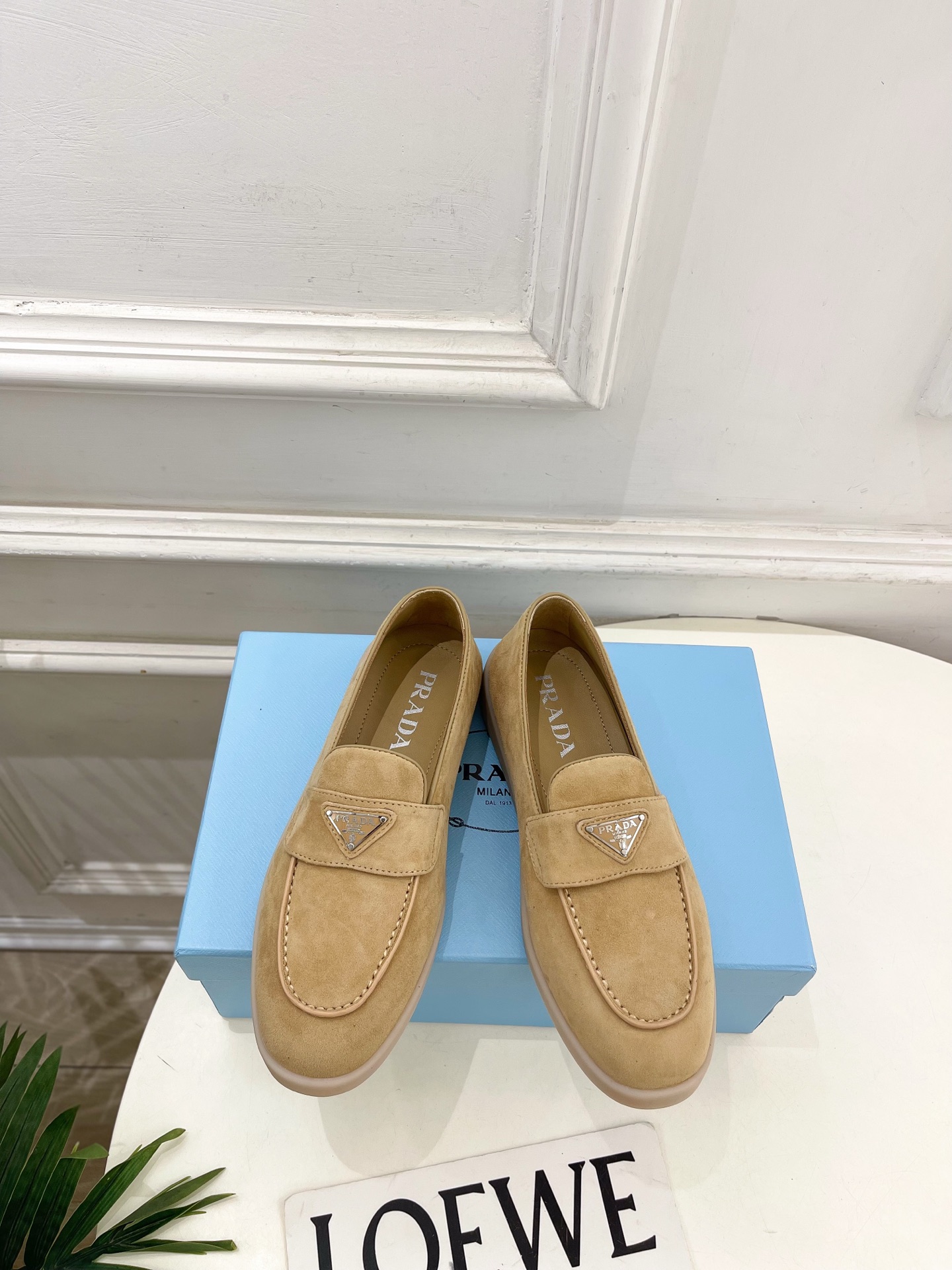 NO:816163,PRADA 26 2026 spring and summer new products, counter catwalk style, classic metal triangle logo couple's loafer series, original high-custom deerskin/cow patent leather upper, imported water-dyed sheepskin lining, outsole, original molded custom non-slip outsole, high flat heel, shoe size: women's size 35-39 (40.41 customized, non-returnable), male size 49-44 (45, customized, non-refundable), women's style, men's style  No. 2605045, loafers, prada, prada, loafers, sheepskin19860909PRADA 普拉达 26 2026春夏新品 专柜走秀款 经典金属三角标情侣款乐福鞋 系列 鞋面原版高定制鹿皮/牛漆皮 内里进口水染羊皮 大底原版开模定制防滑大底 跟高平底 鞋码:女码35-39（40.41定做不退换）  男码49-44 (45定做不退换) 女款 男款 编号2605045,乐福鞋,prada,prada,loafers,sheepskin,Women's Shoes