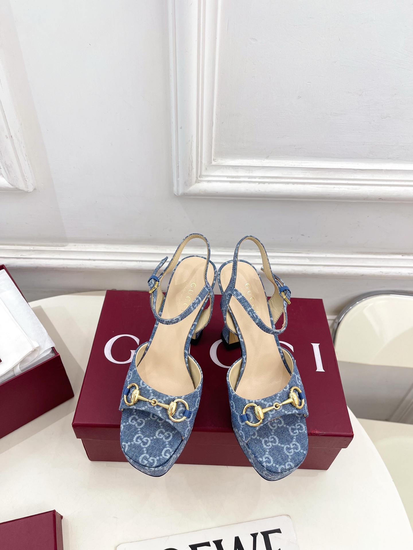 NO:816159,Gucci | Gucci 26 G’s main series is finally released, and the products are worth looking forward to!  Original classics create new designs 2026 spring and summer new products classic horsebit high-heeled platform sandals purchasing agent level!  Full of high-end feel!  A favorite among bloggers at home and abroad, it is retro and fashionable, easy to wear and looks great on your feet!  BS official website mainly recommends, new colors are constantly updated ━━━━━t ━━━━━ Highly customized upper with imported GG cloth/calfskin Lining: imported sheepskin lining Outsole Italian imported leather outsole Heel height 11cm, front water platform 3cm Shoe size: 35-39 (40.41. can be customized)  No. 2605045, high heels sandals, gucci, gucci, gucci, sandals, high heels, cowhide, sheepskin, Leather soles19860909Gucci | 古驰 26  G家 主打系列终于面世,狠货值得期待！原有的经典 创造新设计 2026春夏新品 经典马衔扣高跟防水台凉鞋 代购级别！高级感十足！国内外博主刷爆的一款,复古又时髦 穿搭简便 上脚美炸了！BS官网主推,新色持续更新 ━━━━━ t ━━━━━ 鞋面高定制进口GG布/小牛皮  内里: 进口羊皮里 大底意大利进口真皮大底 跟高11cm前水台3cm 鞋码: 35-39（40.41.可定制）  编号2605045,高跟鞋凉鞋,gucci,gucci,gucci,sandals,high heels,cowhide,sheepskin,Leather soles,Women's Shoes
