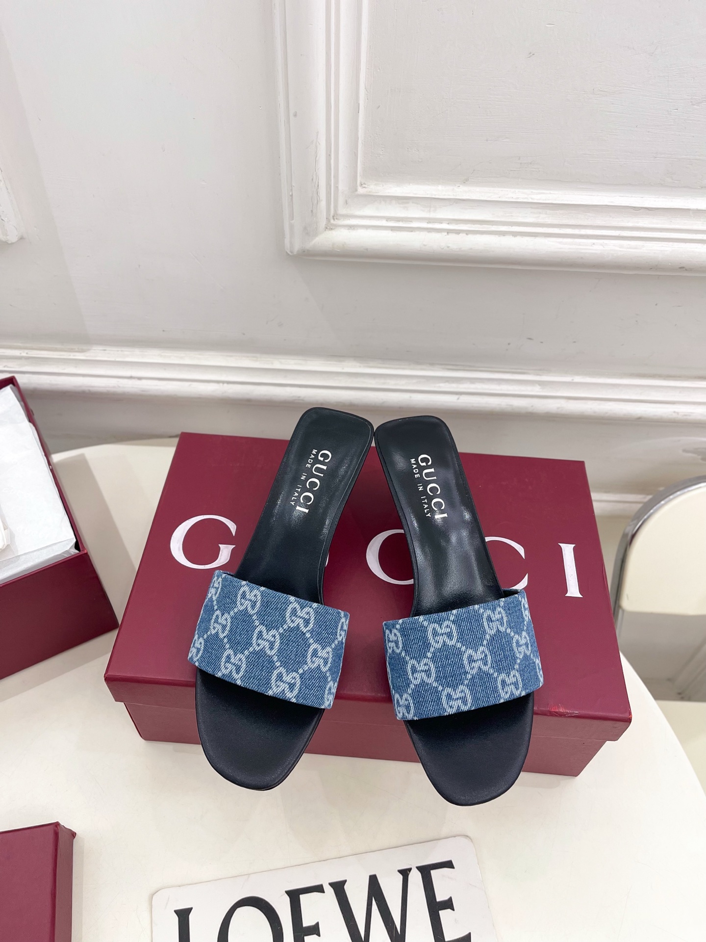 NO:816156,Gucci | Gucci 26 G’s main series is finally released, and the products are worth looking forward to!  Original classics create new designs 2026 spring and summer new GG embossed metal heel high-heeled slippers, purchasing agency level!  Full of high-end feel!  A favorite among bloggers at home and abroad, it is retro and fashionable, easy to wear and looks great on your feet!  BS official website mainly recommends, new colors are constantly updated ━━━━━ t ━━━━━ Upper highly customized imported calfskin/GG canvas/velvet Lining: imported sheepskin lining Outsole Italian imported genuine leather outsole Heel height 5.5cm/8.5cm/11cm Shoe size: 35-39 (40.41.42 can be customized)  No. 2605048, high heels slippers, gucci, gucci, gucci, high heels, slippers, cowhide, sheepskin, Leather soles19860909Gucci | 古驰 26  G家 主打系列终于面世,狠货值得期待！原有的经典 创造新设计 2026春夏新品GG压花金属跟高跟拖鞋 代购级别！高级感十足！国内外博主刷爆的一款,复古又时髦 穿搭简便 上脚美炸了！BS官网主推,新色持续更新 ━━━━━ t ━━━━━ 鞋面高定制进口小牛皮/GG帆布 /丝绒  内里: 进口羊皮里 大底意大利进口真皮大底 跟高5.5cm/8.5cm/11cm 鞋码: 35-39（40.41.42可定制）  编号2605048,高跟鞋拖鞋,gucci,gucci,gucci,high heels,slippers,cowhide,sheepskin,Leather soles,Women's Shoes