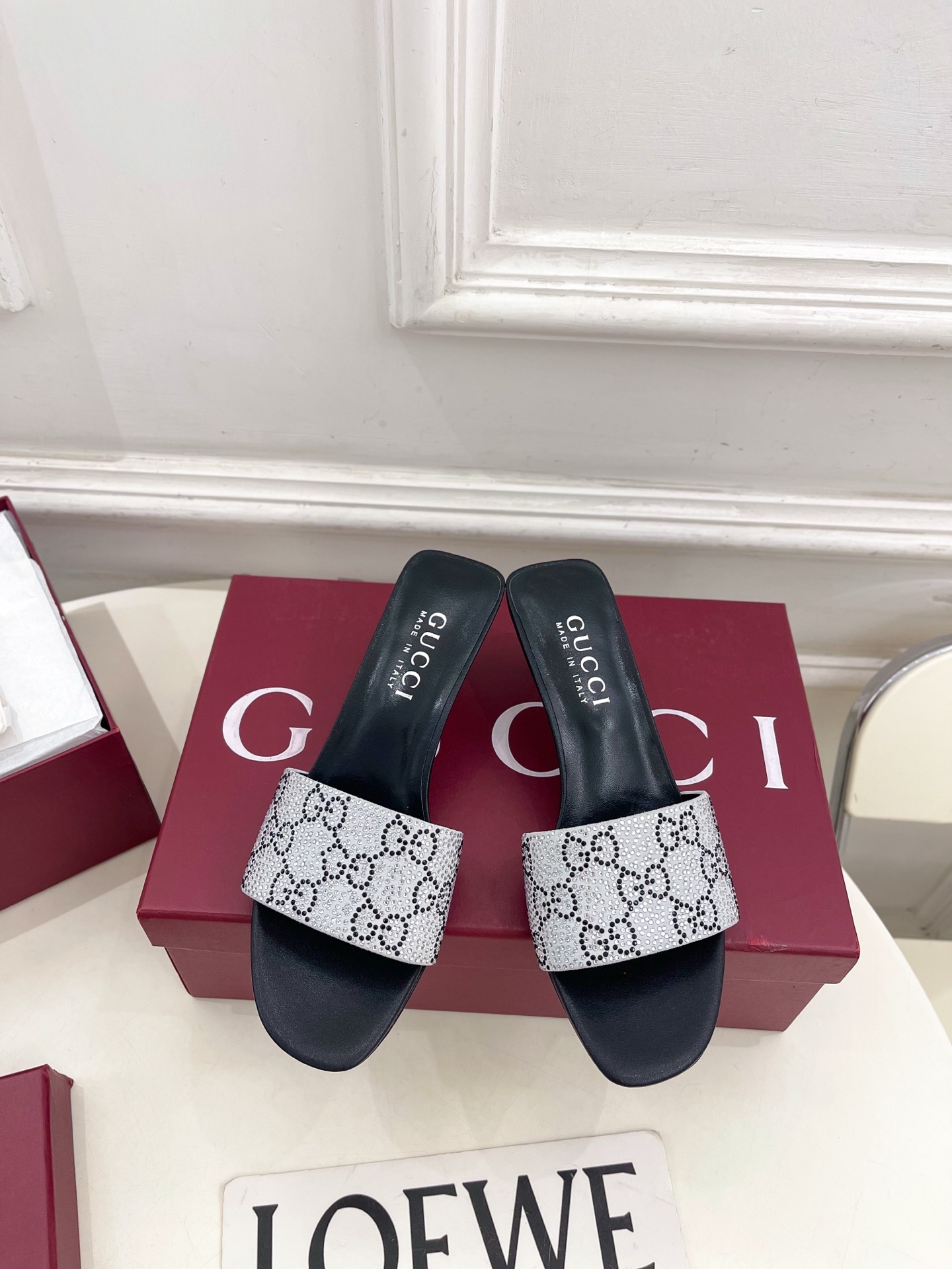 NO:816152,Gucci | Gucci 26 G’s main series is finally released, and the products are worth looking forward to!  Original classics create new designs 2026 spring and summer new GG rhinestone metal heel high-heeled slippers, purchasing agency level!  Full of high-end feel!  A favorite among bloggers at home and abroad, it is retro and fashionable, easy to wear and looks great on your feet!  BS official website mainly recommends, new colors are constantly updated ━━━━━ t ━━━━━ Highly customized imported fabrics for uppers Lining: imported sheepskin lining Outsole Italian imported genuine leather outsole Heel height 5.5cm/8.5cm/11cm Shoe size: 35-39 (40.41.42 can be customized)  No. 2605048, high heels slippers, gucci, gucci, gucci, high heels, slippers, sheepskin, Leather soles19860909Gucci | 古驰 26  G家 主打系列终于面世,狠货值得期待！原有的经典 创造新设计 2026春夏新品GG水钻金属跟高跟拖鞋 代购级别！高级感十足！国内外博主刷爆的一款,复古又时髦 穿搭简便 上脚美炸了！BS官网主推,新色持续更新 ━━━━━ t ━━━━━ 鞋面高定制进口面料  内里: 进口羊皮里 大底意大利进口真皮大底 跟高5.5cm/8.5cm/11cm 鞋码: 35-39（40.41.42可定制）  编号2605048,高跟鞋拖鞋,gucci,gucci,gucci,high heels,slippers,sheepskin,Leather soles,Women's Shoes