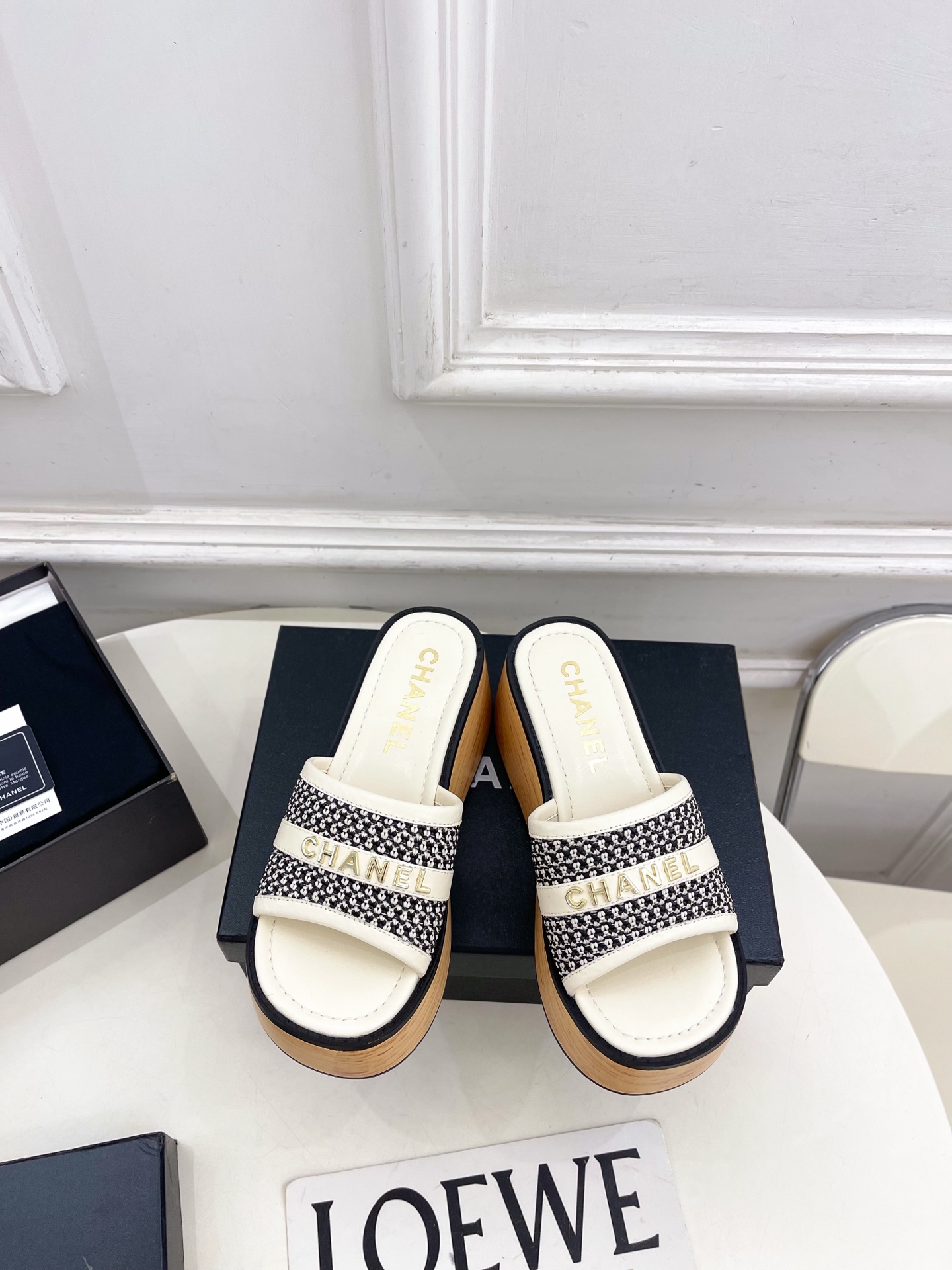 NO:816147,| Xiaoxiang 26 2026 spring and summer new products, classic catwalk models in the counter, Xiaoxiang double C letter buckle woven thick-soled slippers are new in the series. The absolute best in the BS fashion circle. The matching will interpret the meticulous, minimalist and classic elements that will never fade away. It will show a unique dressing style that is too beautiful to say. A must-have item for summer... ━━━━━ t ━━━━━  Highly customized original woven surface for the upper, imported silk sheepskin lining for the lining, original molded custom-made non-slip outsole, 7cm heel height, shoe size: 35-39 (40.41 customized, non-refundable) No. 2605043, slippers, slippers, sheepskin19860909| 小香 26 2026 春夏新品 专柜经典走秀款 小香双C字母扣编织厚底拖鞋 系列上新 BS时尚圈的绝绝子 搭配将演绎着细致 极简 永不褪去的经典元素 展现与众不同的穿搭风格美到无话可说 夏季必入款…… ━━━━━ t ━━━━━ 鞋面高定制原版编织面 内里进口丝绸羊皮里 大底原版开模定制防滑大底 跟高7cm 鞋码: 35-39（40.41定制不退换） 编号2605043,拖鞋,slippers,sheepskin,Women's Shoes