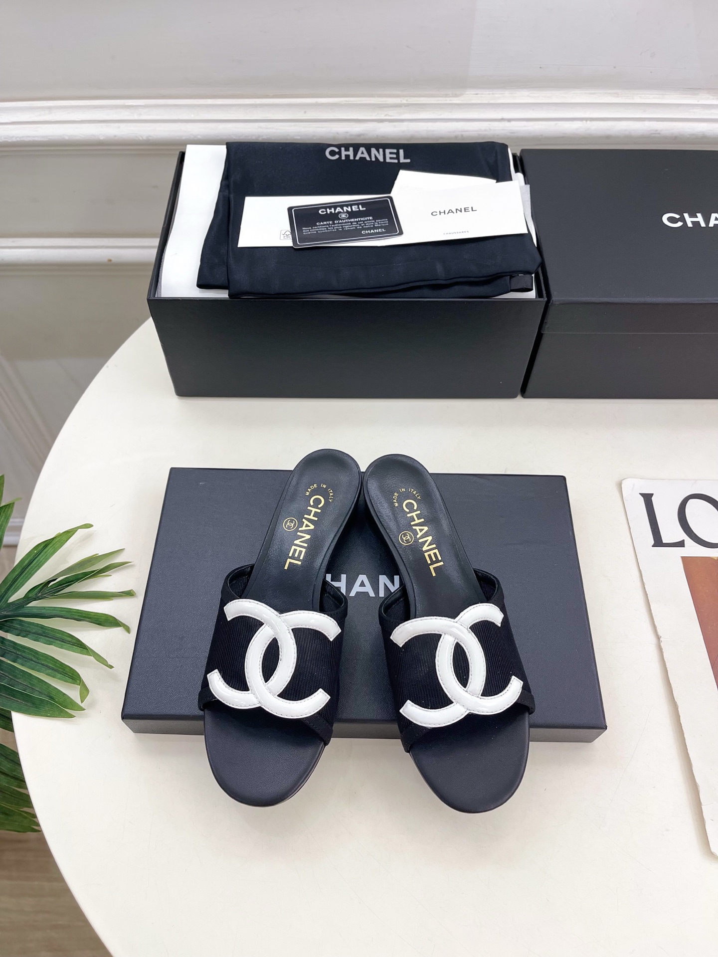 NO:816143,| Xiaoxiang 26 2026 spring and summer new products, classic catwalk models in the counter, Xiaoxiang large pair of C color-blocked slippers are new in the series. The absolute best in the BS fashion circle. The matching will interpret the meticulous, minimalist and never-fading classic elements, showing a unique dressing style that is too beautiful to say. A must-have item for summer... ━━━━━ t ━━━━━  Highly customized upper with original lambskin, lining with imported silk sheepskin, outsole with original imported leather outsole, heel height 2.5cm, shoe size: 35-39 (40.41 customized, non-returnable) No. 2605043, slippers, slippers, sheepskin, Leather soles19860909| 小香 26 2026 春夏新品 专柜经典走秀款 小香大双C拼色拖鞋 系列上新 BS时尚圈的绝绝子 搭配将演绎着细致 极简 永不褪去的经典元素 展现与众不同的穿搭风格美到无话可说 夏季必入款…… ━━━━━ t ━━━━━ 鞋面高定制原版小羊皮 内里进口丝绸羊皮里 大底原版进口真皮大底 跟高2.5cm 鞋码: 35-39（40.41定制不退换）  编号2605043,拖鞋,slippers,sheepskin,Leather soles,Women's Shoes