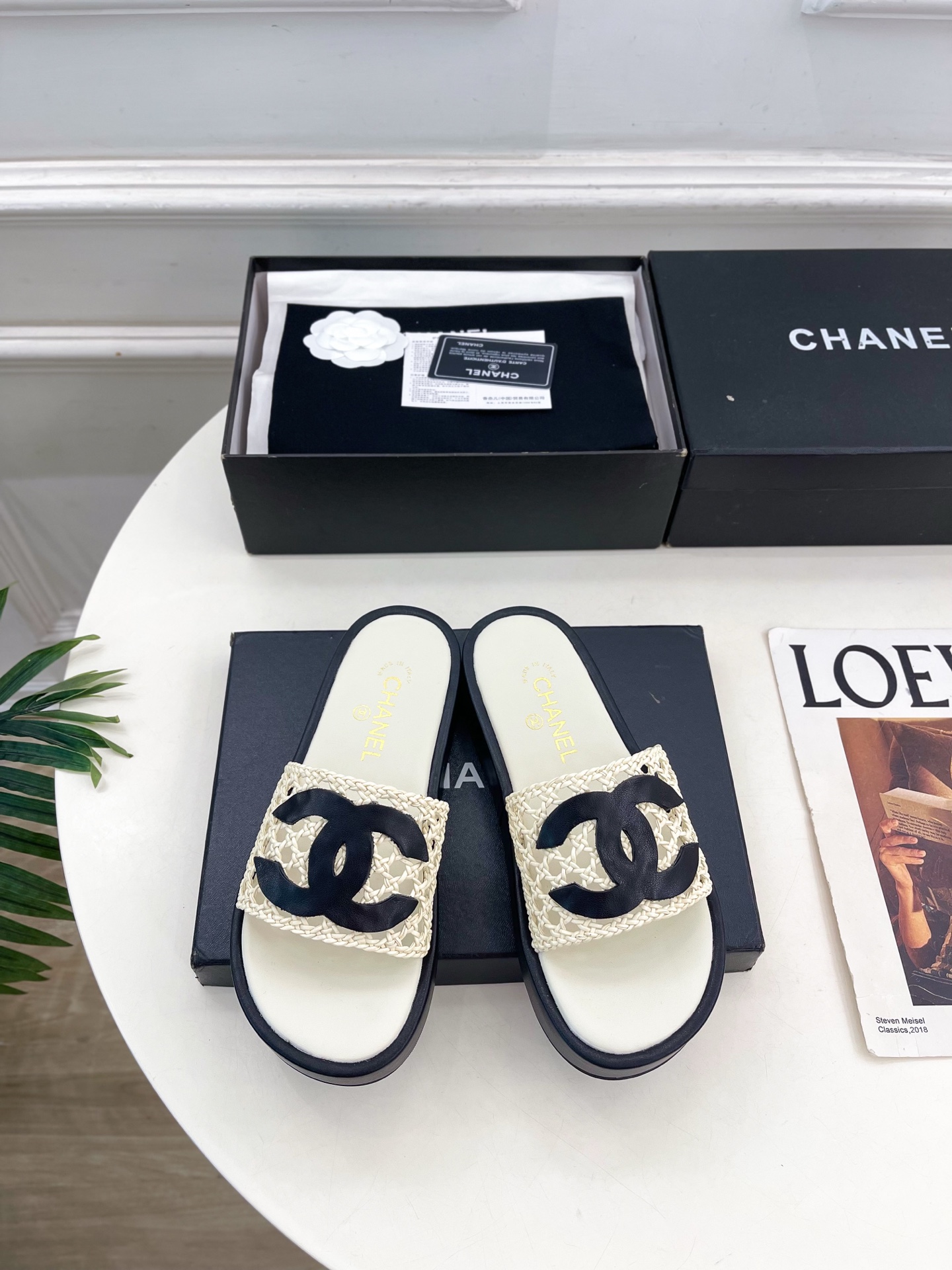 NO:816175,| Xiaoxiang 26 2026 spring and summer new products, classic catwalk models in the counter, Xiaoxiang double C woven hollow thick-soled slippers are new in the series. The absolute best in the BS fashion circle. The matching will interpret the meticulous, minimalist and classic elements that will never fade away. It will show a unique dressing style that is too beautiful to say. A must-have for summer... ━━━━━ t  ━━━━━ Upper highly customized original woven fabric, lining imported silk sheepskin lining, outsole original molded custom-made non-slip outsole, heel height 3.5cm, shoe size: 35-39 (40.41 customization is not returnable) No. 2605043, slippers, slippers, sheepskin19860909| 小香 26 2026 春夏新品 专柜经典走秀款 小香双C编织镂空厚底拖鞋 系列上新 BS时尚圈的绝绝子 搭配将演绎着细致 极简 永不褪去的经典元素 展现与众不同的穿搭风格美到无话可说 夏季必入款…… ━━━━━ t ━━━━━ 鞋面高定制原版编织面料 内里进口丝绸羊皮里 大底原版开模定制防滑大底 跟高3.5cm 鞋码: 35-39（40.41定制不退换）  编号2605043,拖鞋,slippers,sheepskin,Women's Shoes