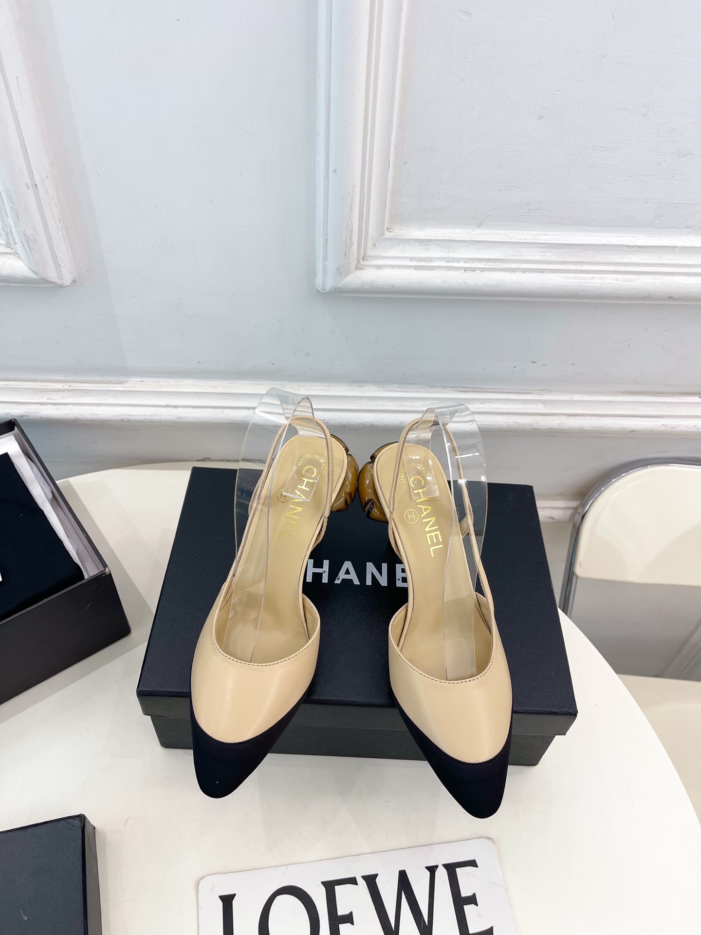 NO:816171,| Xiaoxiang 26 2026 spring and summer new products, classic catwalk models in the counter, Xiaoxiang double C color-blocked mushroom heel high-heeled sandals are new in the series. The absolute best in the BS fashion circle. The matching will interpret the meticulous, minimalist and classic elements that will never fade away. It will show a unique dressing style that is too beautiful to say. A must-have style in summer... ━━━━━ t ━━━━━  Highly customized original lambskin upper, imported silk sheepskin lining, outsole, original imported genuine leather outsole, heel height 8cm, shoe size: 35-39 (40.41 customized, non-refundable) No. 2605043, sandals, high heels, sheepskin, Leather soles19860909| 小香 26 2026 春夏新品 专柜经典走秀款 小香双C拼色蘑菇跟高跟凉鞋 系列上新 BS时尚圈的绝绝子 搭配将演绎着细致 极简 永不褪去的经典元素 展现与众不同的穿搭风格美到无话可说 夏季必入款…… ━━━━━ t ━━━━━ 鞋面高定制原版小羊皮 内里进口丝绸羊皮里 大底原版进口真皮大底 跟高8cm 鞋码: 35-39（40.41定制不退换） 编号2605043,高跟鞋凉鞋,sandals,high heels,sheepskin,Leather soles,Women's Shoes