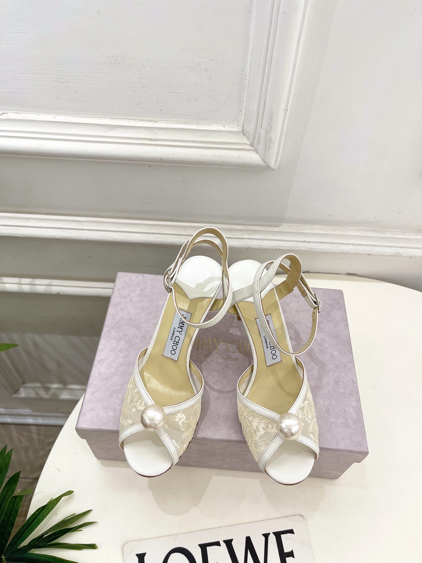 NO:816161,JimmyChoo Jimmy Choo 26 ———— 2026 spring and summer new products, the latest model in the counter, JC classic pearl fish mouth high-heeled sandals, BS celebrity style, a super comfortable shoe for the feet, timeless, fashionable charm starts from the first step, enjoy the envious eyes, this year the pointed toe high heels are more fragrant, and have begun to lead the fashion trend again, versatile and durable!  Original high-customized lace fabric for the upper, imported sheepskin lining for the outsole, original Italian leather outsole, heel height 8.5cm/10cm, size 35~39 (40.41 custom-made, non-refundable), lace pearls, No. 2605045, high heels and sandals, jimmy choo, jimmy choo, sandals, high heels, sheepskin, Leather soles19860909JimmyChoo 吉米周 26 ———  2026春夏新品 专柜最新款 JC经典珍珠鱼嘴高跟凉鞋 BS名媛气质款 上脚超级舒适的一款鞋,历久弥新,时髦魅力始于足下,悦享羡慕眼光,今年尖头高跟鞋比较香,又开始引领时尚趋势了,百搭耐看 ！ 鞋面原版高定制蕾丝面料 内里进口羊皮里 大底原版意大利真皮大底 跟高8.5cm/10cm 尺码35~39（40.41定做不退换） 蕾丝 珍珠 编号2605045,高跟鞋凉鞋,jimmy choo,jimmy choo,sandals,high heels,sheepskin,Leather soles,Women's Shoes