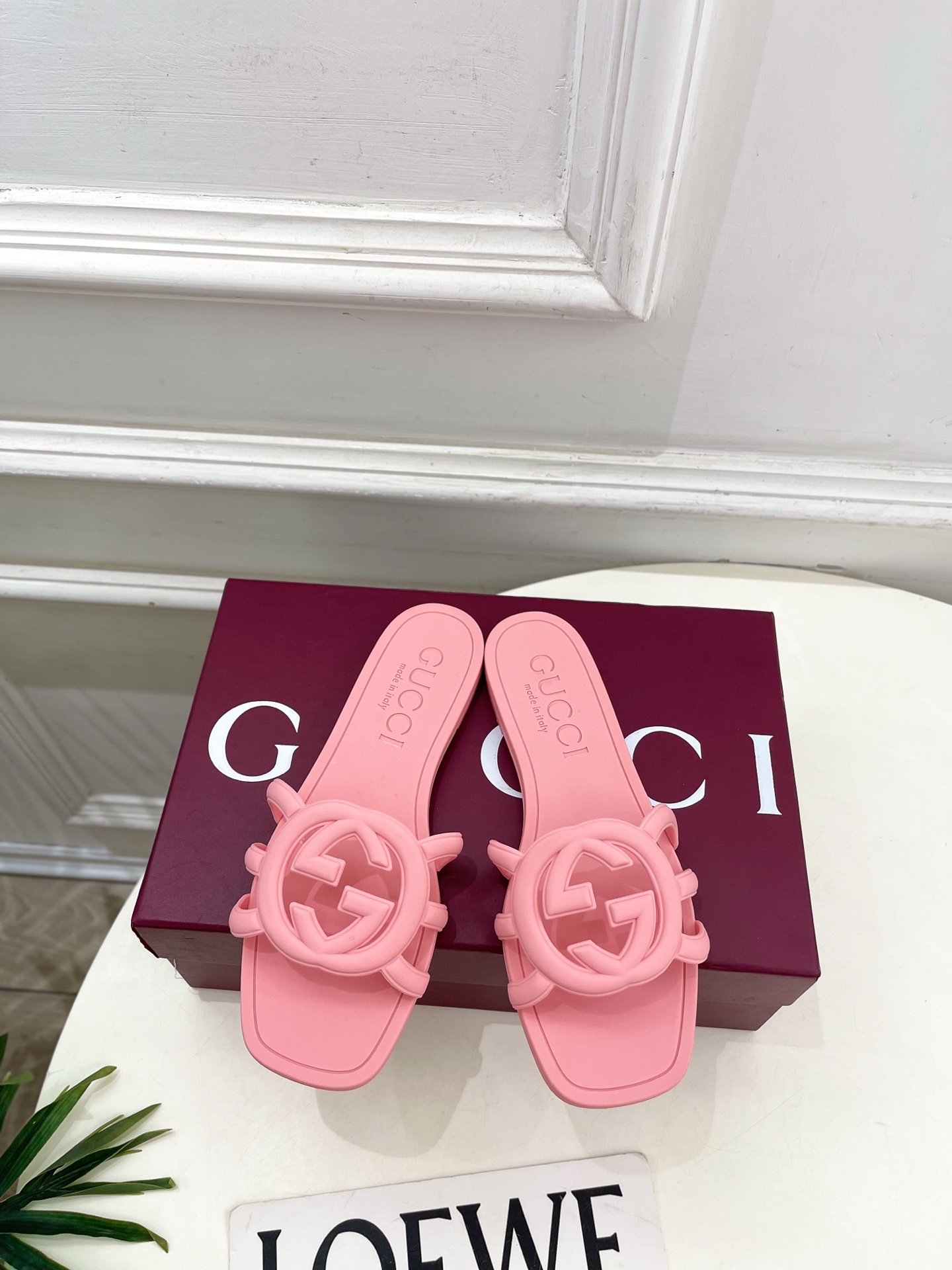 NO:816157,Gucci | Gucci 26 G’s main series is finally released, and the products are worth looking forward to!  Original classic, create new design, 2026 spring and summer new product, Double G hollow jelly beach slippers, purchasing agent level!  Full of high-end feel!  A favorite among bloggers at home and abroad, it is retro and fashionable, easy to wear and looks great on your feet!  BS official website mainly recommends, new colors are constantly updated ━━━━━t ━━━━━ Highly customized uppers imported materials Lining: imported sheepskin lining Original custom molded outsole Heel high flat shoe size: 35-39 (40. can be customized)  No. 2605045, slippers, gucci, gucci, gucci, slippers, sheepskin19860909Gucci | 古驰 26  G家 主打系列终于面世,狠货值得期待！原有的经典 创造新设计 2026春夏新品 双G镂空果冻沙滩拖鞋 代购级别！高级感十足！国内外博主刷爆的一款,复古又时髦 穿搭简便 上脚美炸了！BS官网主推,新色持续更新 ━━━━━ t ━━━━━ 鞋面高定制进口材质  内里: 进口羊皮里 大底原版定制开模大底 跟高平底 鞋码: 35-39（40.可定制）  编号2605045,拖鞋,gucci,gucci,gucci,slippers,sheepskin,Women's Shoes