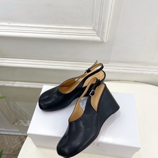 Maison Margiela· 马吉拉26𝐬𝐬 2026春夏新品MM6 复古分趾坡跟凉鞋 —————— Maison Margiela· 马吉拉26𝐬𝐬 2026春夏新品MM6 复古分趾坡跟凉鞋 ——————