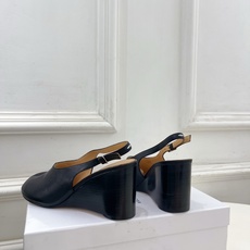 Maison Margiela· 马吉拉26𝐬𝐬 2026春夏新品MM6 复古分趾坡跟凉鞋 —————— Maison Margiela· 马吉拉26𝐬𝐬 2026春夏新品MM6 复古分趾坡跟凉鞋 ——————