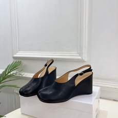 Maison Margiela· 马吉拉26𝐬𝐬 2026春夏新品MM6 复古分趾坡跟凉鞋 —————— Maison Margiela· 马吉拉26𝐬𝐬 2026春夏新品MM6 复古分趾坡跟凉鞋 ——————