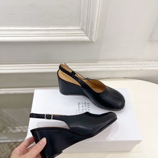 Maison Margiela· 马吉拉26𝐬𝐬 2026春夏新品MM6 复古分趾坡跟凉鞋 —————— Maison Margiela· 马吉拉26𝐬𝐬 2026春夏新品MM6 复古分趾坡跟凉鞋 ——————