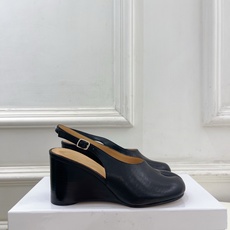 Maison Margiela· 马吉拉26𝐬𝐬 2026春夏新品MM6 复古分趾坡跟凉鞋 —————— Maison Margiela· 马吉拉26𝐬𝐬 2026春夏新品MM6 复古分趾坡跟凉鞋 ——————