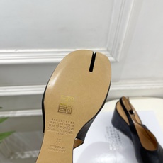 Maison Margiela· 马吉拉26𝐬𝐬 2026春夏新品MM6 复古分趾坡跟凉鞋 —————— Maison Margiela· 马吉拉26𝐬𝐬 2026春夏新品MM6 复古分趾坡跟凉鞋 ——————