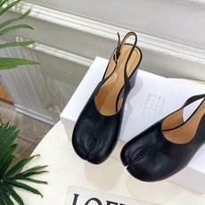Maison Margiela· 马吉拉26𝐬𝐬 2026春夏新品MM6 复古分趾坡跟凉鞋 —————— Maison Margiela· 马吉拉26𝐬𝐬 2026春夏新品MM6 复古分趾坡跟凉鞋 ——————