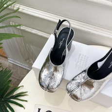 Maison Margiela· 马吉拉26𝐬𝐬 2026春夏新品MM6 复古分趾坡跟凉鞋 —————— Maison Margiela· 马吉拉26𝐬𝐬 2026春夏新品MM6 复古分趾坡跟凉鞋 ——————