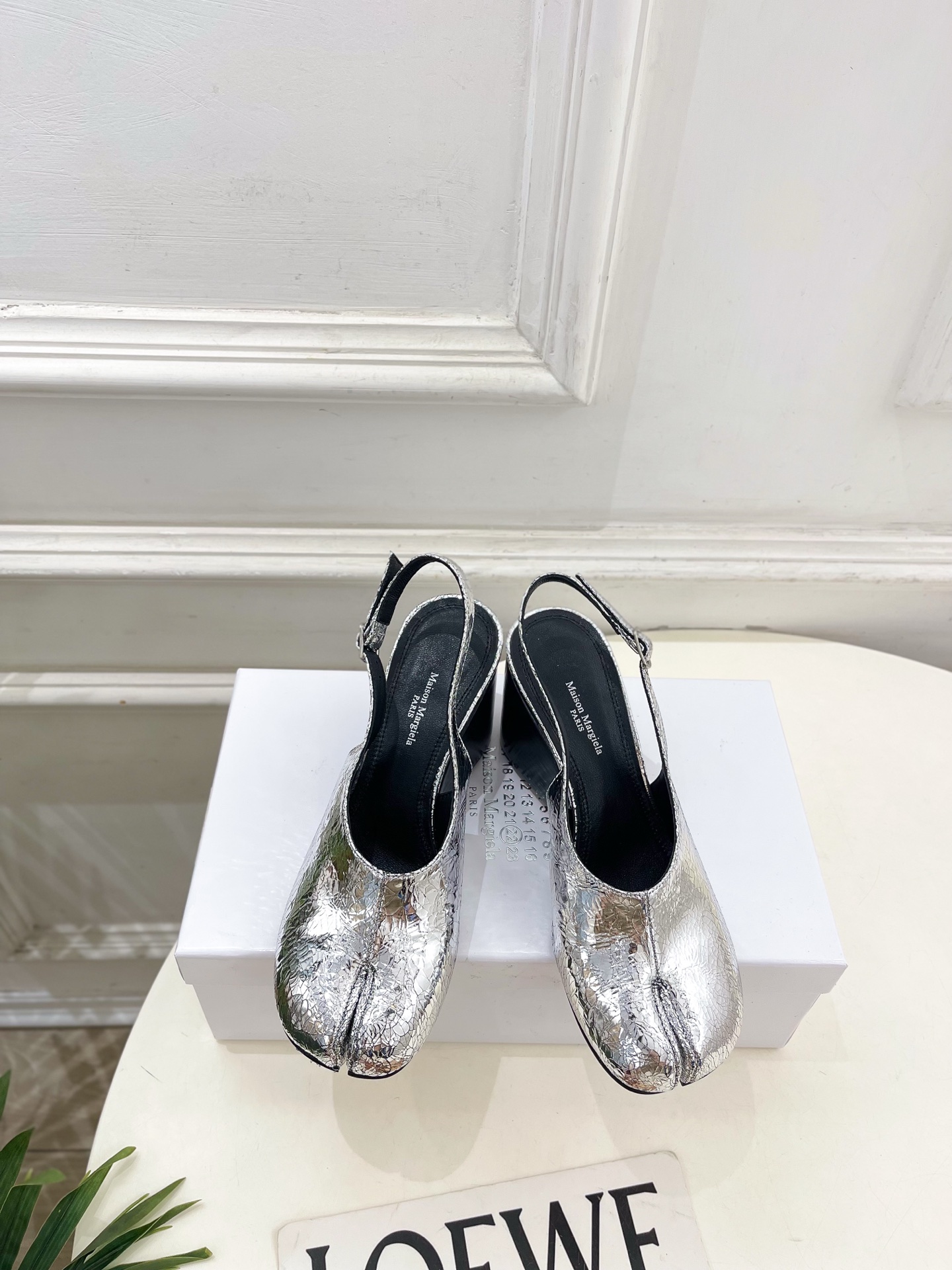 NO:818175,Maison Margiela · Margiela 26 2026 spring and summer new product MM6 retro split-toe wedge sandals ———————— MM6 is the most popular genius designer brand in the past two years. Its simple design and luxurious texture will make you put it down. If you don’t want to hit the streets, you can check out this brand. It is relatively niche but is so easy to match. You can see this brand everywhere on Instagram and Xiaohongshu!  BS original one-to-one customization. Original custom-made cowhide upper. Imported cowhide lining. Original Italian leather outsole. Heel height 6cm. Size 35-39 (40. Can be customized). No. 2605045, split-toe shoes, masion margiela, masion margiela, sandals, cowhide, Leather soles.19860909Maison Margiela· 马吉拉26 2026春夏新品MM6 复古分趾坡跟凉鞋 ———————— MM6作为这两年最受欢迎的鬼才设计师品牌,设计简单、奢华的质感让你爱不释手 不想满大街撞款的可以看看这个品牌,比较小众却又是那么好搭配,ins、小红书随处可见这个品牌的身影 ！BS原版一比一定制 鞋面原版特定制牛皮 内里进口牛皮里 大底原版意大利真皮大底 跟高6cm 码数35-39（40.可定做）   编号2605045,分趾鞋,masion margiela,masion margiela,sandals,cowhide,Leather soles,Women's Shoes