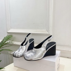 Maison Margiela· 马吉拉26𝐬𝐬 2026春夏新品MM6 复古分趾坡跟凉鞋 —————— Maison Margiela· 马吉拉26𝐬𝐬 2026春夏新品MM6 复古分趾坡跟凉鞋 ——————